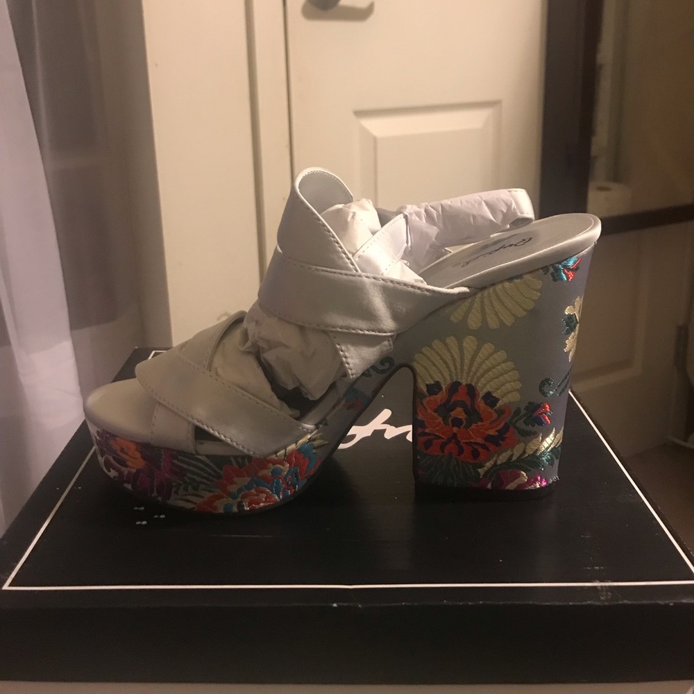 Shoes - Picture 2 of 4